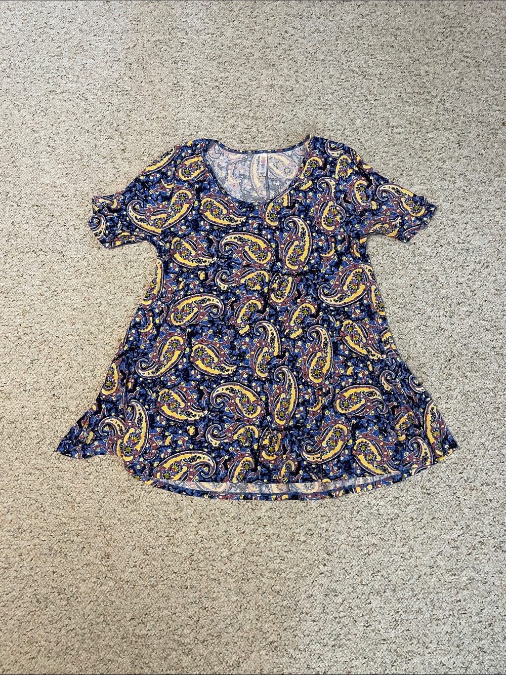 LuLaRoe Assorted Women’s Short Sleeve Tees in Blue, Green, Red, Cream - Picture 12 of 16